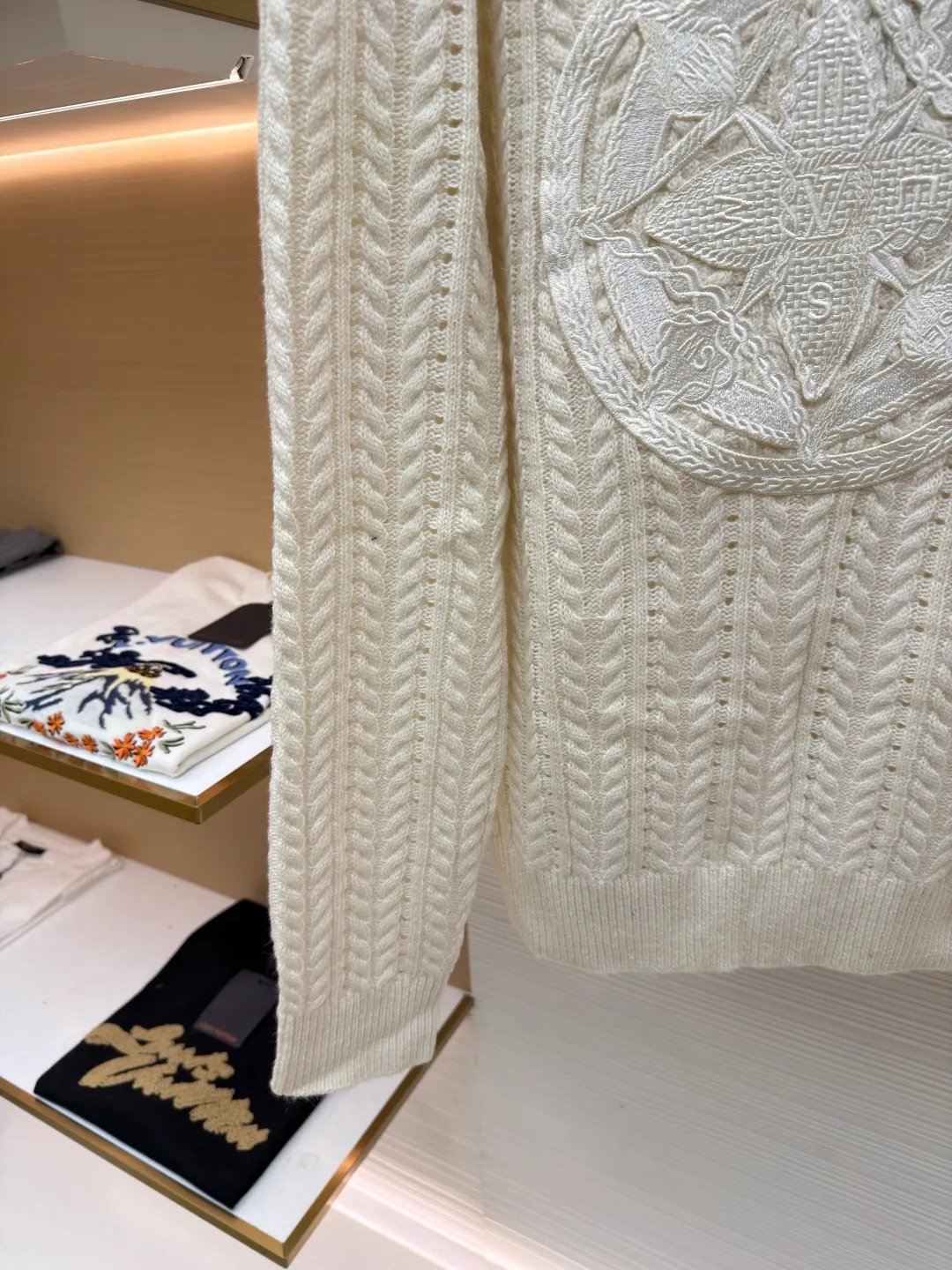 LOUIS VUITTON Cable knitted logo sweater ●Original version: Purchased and developed for 14100 ●Item number: 1681613-B20 ●Fabric: wool blended fabric ●Technology: Cable knitting ●Color: off-white ●Version: fitted version ●Weight: about 535 grams ●Size: S-M-L-XL ●Description: Made of cotton and wool blended fabric, the fabric composition is %25 lambswool, 75% cotton. The imported woolen fabric is woven into a cable pattern with a 7-needle machine, and the embroidered logo on the chest is embroidered by an imported Tajima embroidery machine. It took 12 times to make the embroidery consistent with the original version, and the cost of pattern making is as high as 8,000+. Garment wash fixes the shape of the garment while removing wool impurities and odors. Increases softness and softness. This long-sleeved crew neck shirt is made of loose cotton-wool blend cable knit, with a light and breathable silhouette, interpreting the cruising theme of the series. The LV Compass embroidered patch on the front incorporates LV letters and Monogram flowers, adding a sophisticated touch to the casual look. The overall wiring is straight and delicate, the fabric is comfortable and soft, and the color is consistent without color difference. It can be matched with the same style to create a fashionable look and control various occasions. Customized accessories, complete with three standards, same style for men and women!